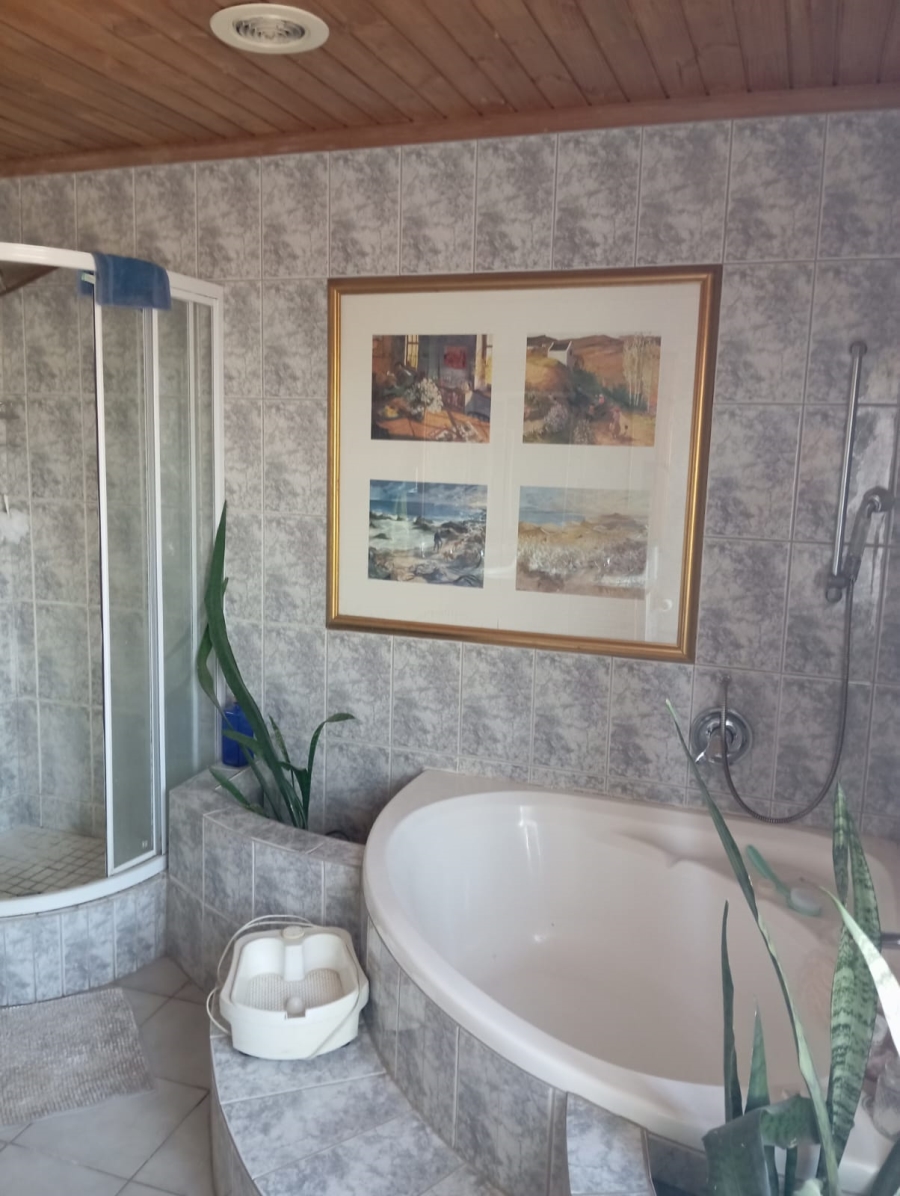 5 Bedroom Property for Sale in Victoria Park Western Cape